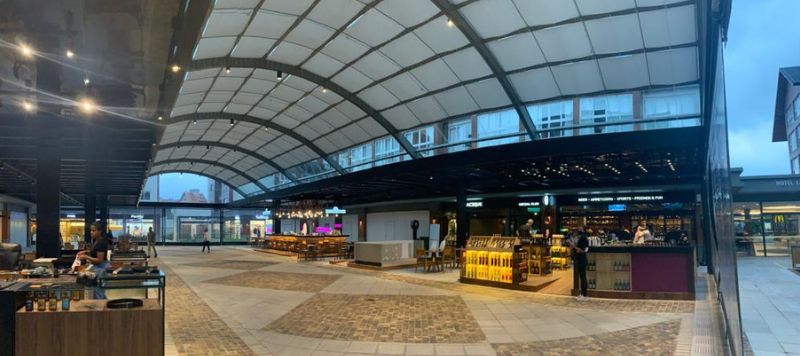 Projeto personalizado de toldo sob medida em ambiente externo sofisticado, estrutura de alumínio com lona premium, paleta azul-marinho e terracota, fotografia arquitetônica realista
